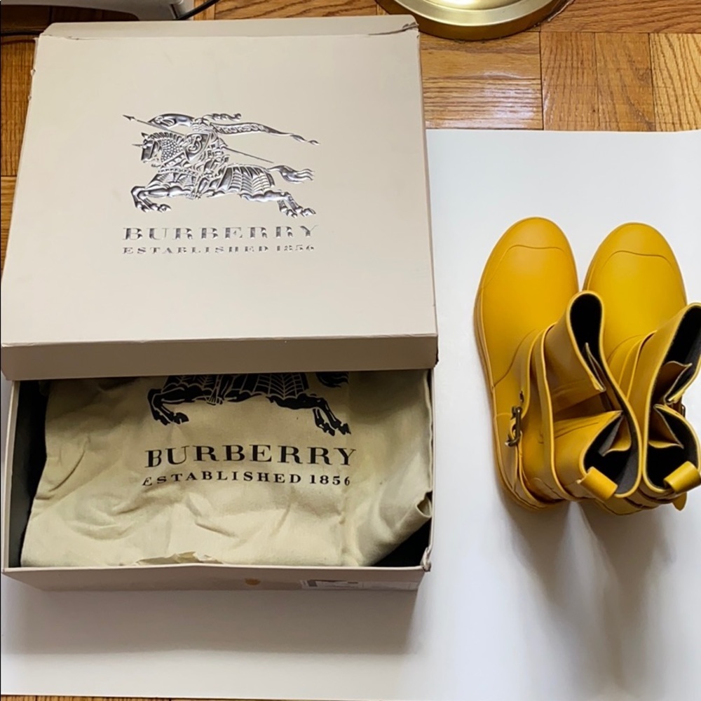 HP 🎉Burberry yellow mid buckle rain boot size: 10 - Picture 13 of 16